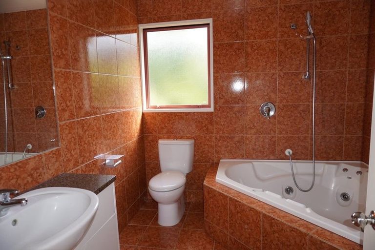 Photo of property in 72 Heathcote Road, Castor Bay, Auckland, 0620