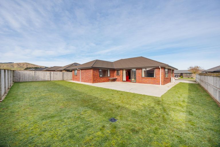 Photo of property in 5 Cyprus Place, Fitzherbert, Palmerston North, 4410