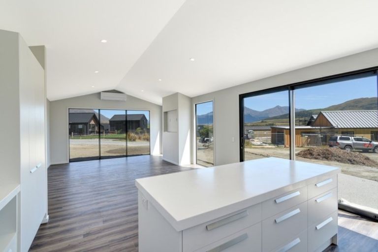 Photo of property in 16 Kinross Lane, Jacks Point, Queenstown, 9371