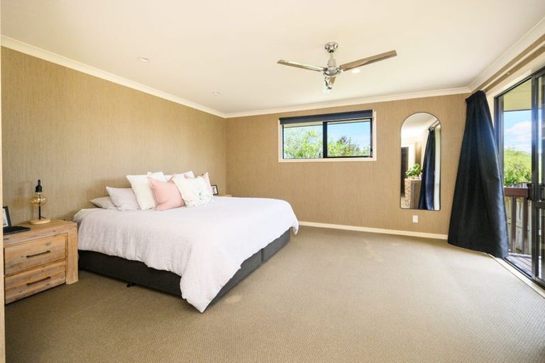 Photo of property in 19 Johnstone Drive, Fitzherbert, Palmerston North, 4410