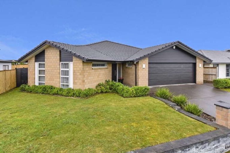 Photo of property in 9 Tongeren Square, Karaka, Papakura, 2113