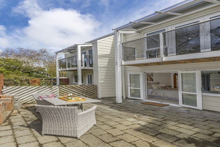 Photo of property in 16 Lawson Place, Mount Victoria, Wellington, 6011