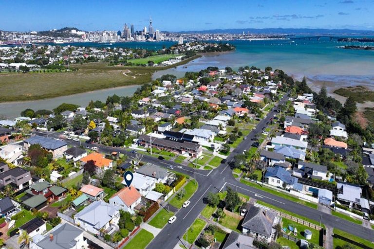 Photo of property in 33 Aramoana Avenue, Devonport, Auckland, 0624