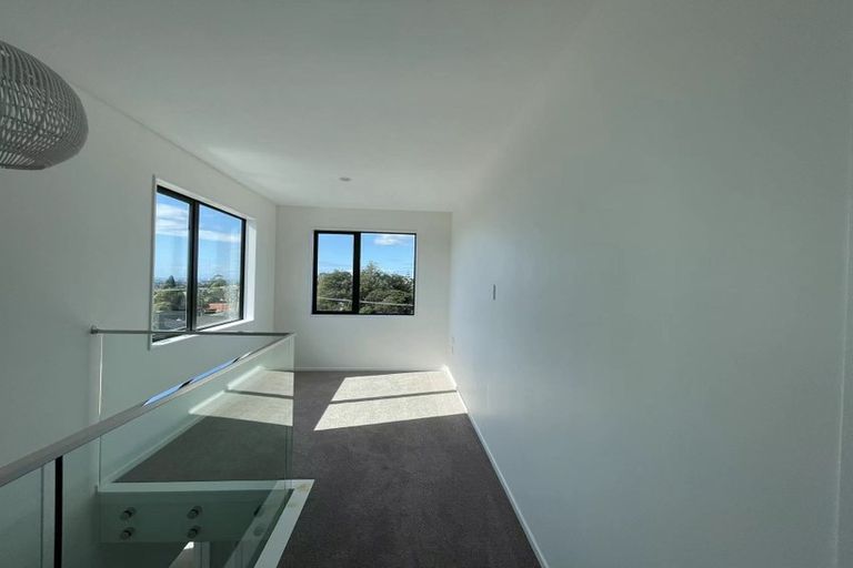 Photo of property in 1b Tui Glen Road, Birkenhead, Auckland, 0626