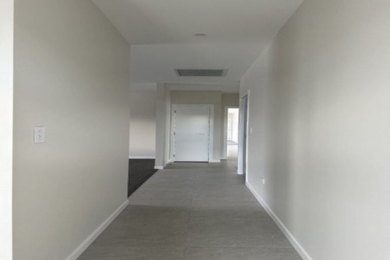 Photo of property in 11 Cassin Place, Taradale, 4112