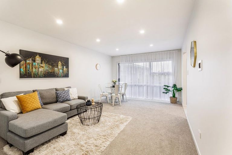 Photo of property in 1/23 Jenelin Road, Glendene, Auckland, 0602