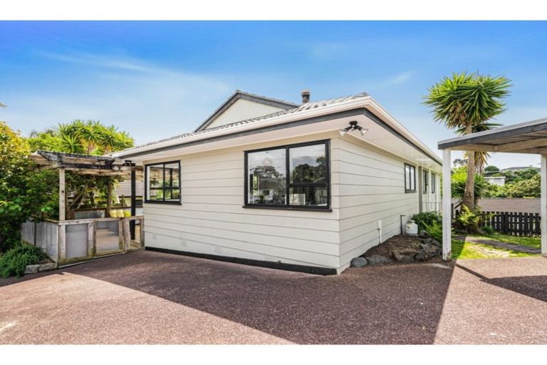 Photo of property in 12 Landsdale Place, Massey, Auckland, 0614
