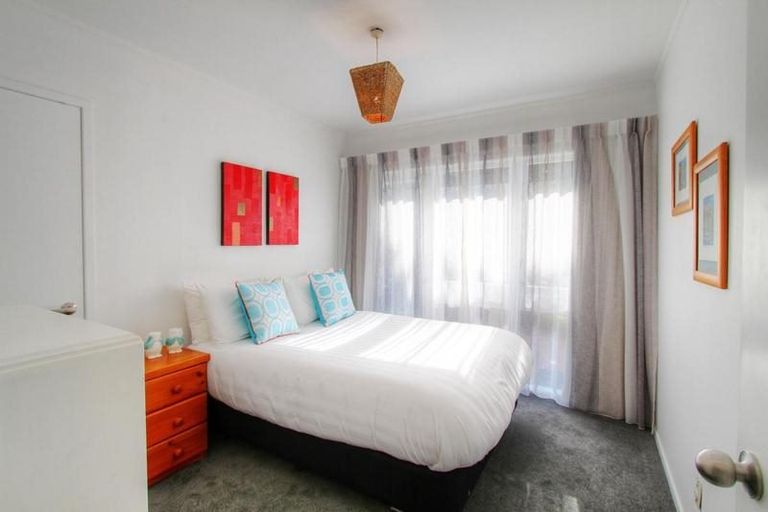 Photo of property in 4 Chatswood Grove, Chatswood, Auckland, 0626