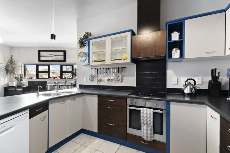 Photo of property in Endeavour Apartments, 12/125u Thorndon Quay, Pipitea, Wellington, 6011