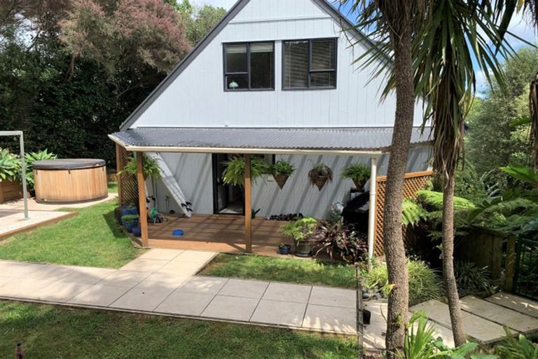 Photo of property in 21 Pohutukawa Avenue, Red Beach, 0932