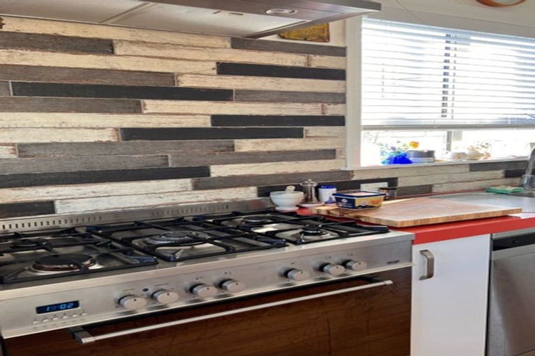 Photo of property in 123 Queens Drive, Lyall Bay, Wellington, 6022