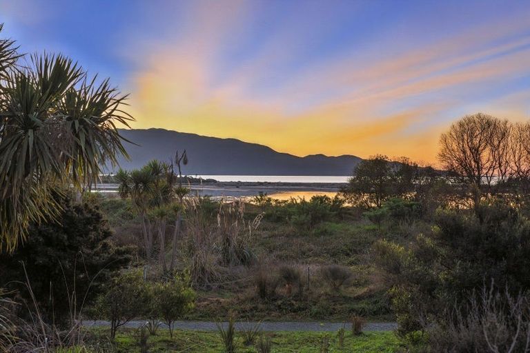 Photo of property in 22 Taranui Way, Paraparaumu Beach, Paraparaumu, 5032
