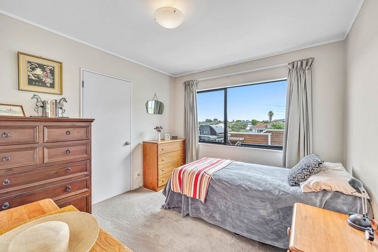 Photo of property in 1/11 Bernleigh Terrace, West Harbour, Auckland, 0618