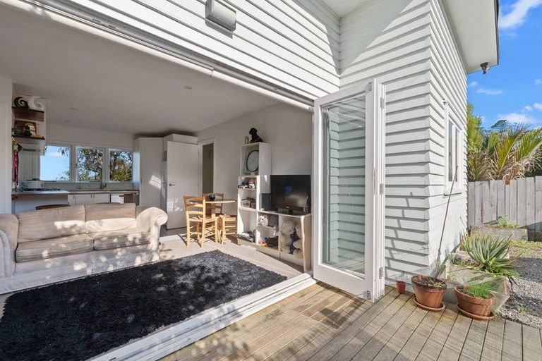 Photo of property in 49 Chatham Avenue, Paremoremo, Auckland, 0632