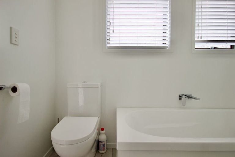 Photo of property in 2a Taipari Road, Te Atatu Peninsula, Auckland, 0610