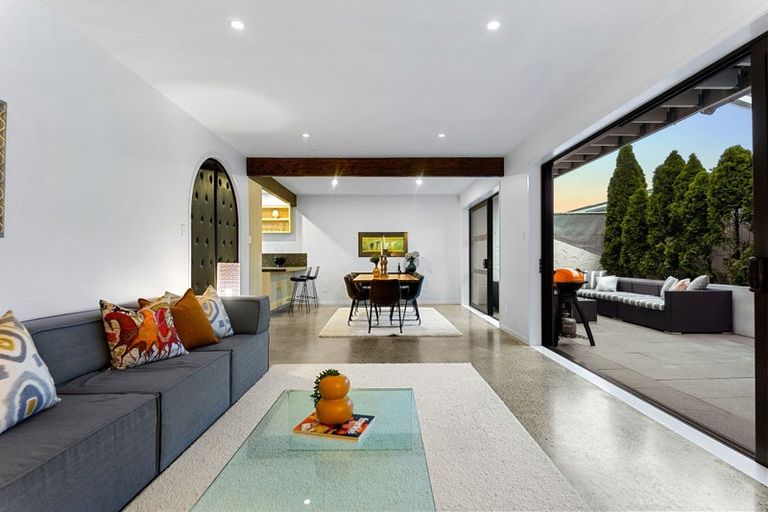 Photo of property in 2/11 Huntly Road, Campbells Bay, Auckland, 0630