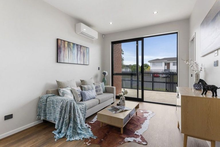 Photo of property in 121e Reeves Road, Pakuranga Heights, Auckland, 2010