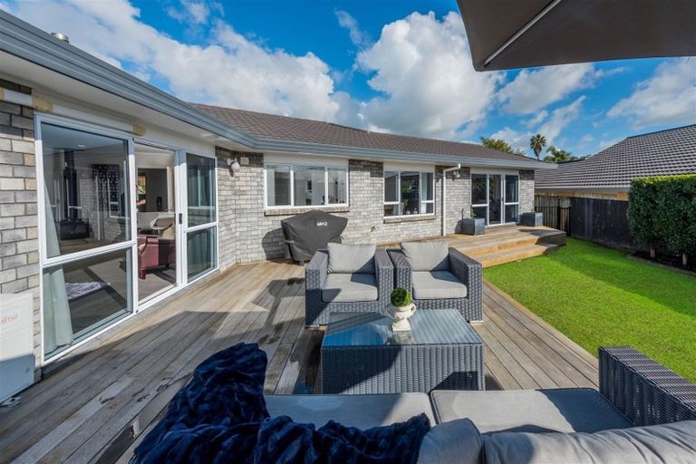 Photo of property in 4 Hanly Close, West Harbour, Auckland, 0618