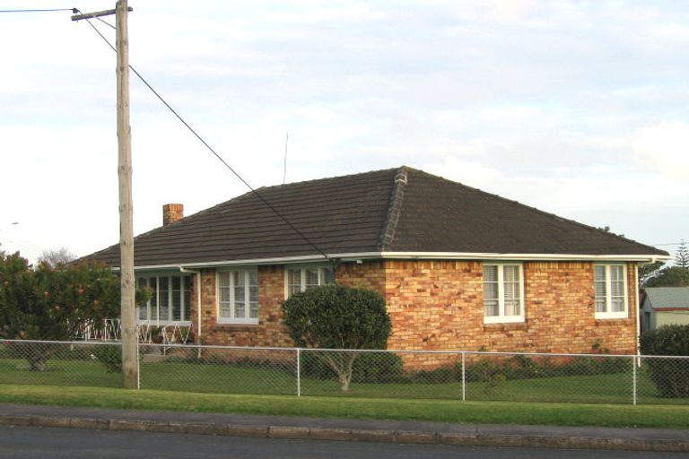 Photo of property in 49 Roberts Road, Te Atatu South, Auckland, 0610