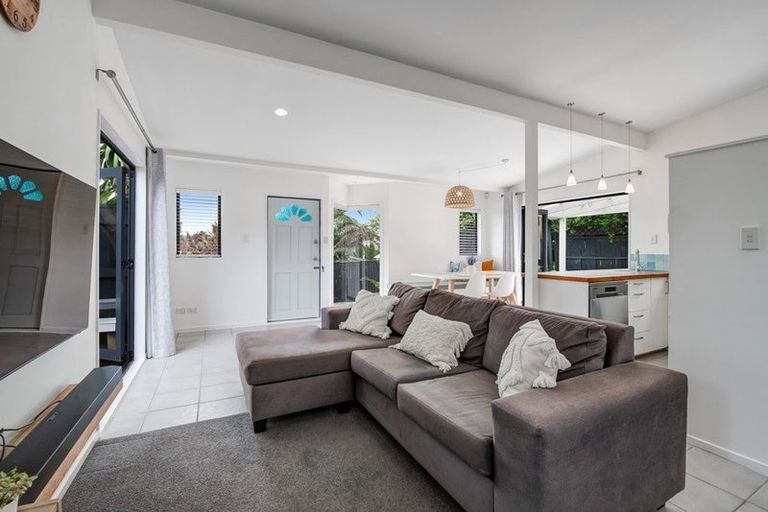 Photo of property in 2/20 Tawavale Crescent, Totara Vale, Auckland, 0629