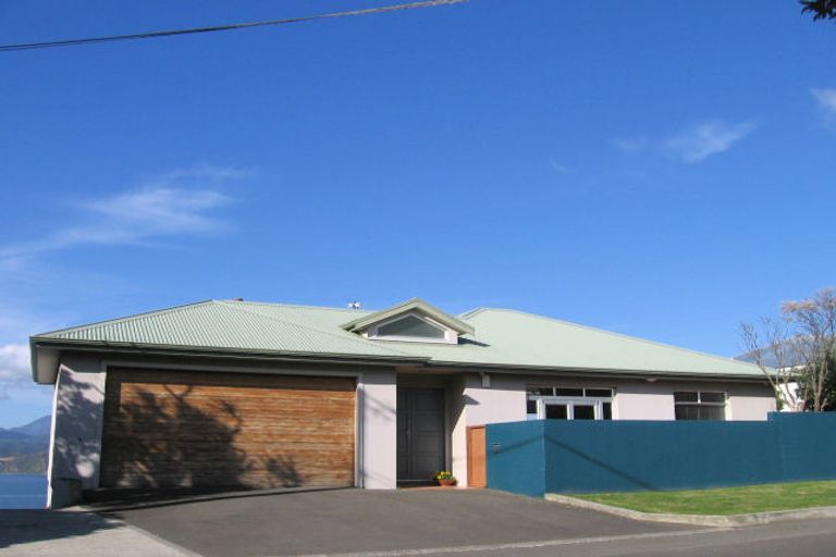 Photo of property in 62a Nevay Road, Karaka Bays, Wellington, 6022