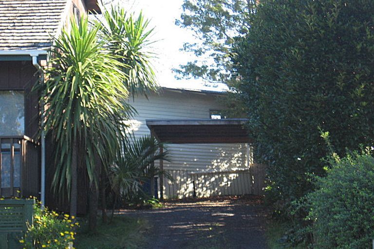 Photo of property in 2/99 Konini Road, Titirangi, Auckland, 0604