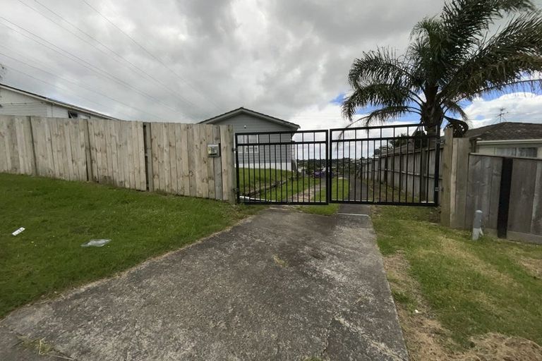 Photo of property in 15 Doone Place, Massey, Auckland, 0614