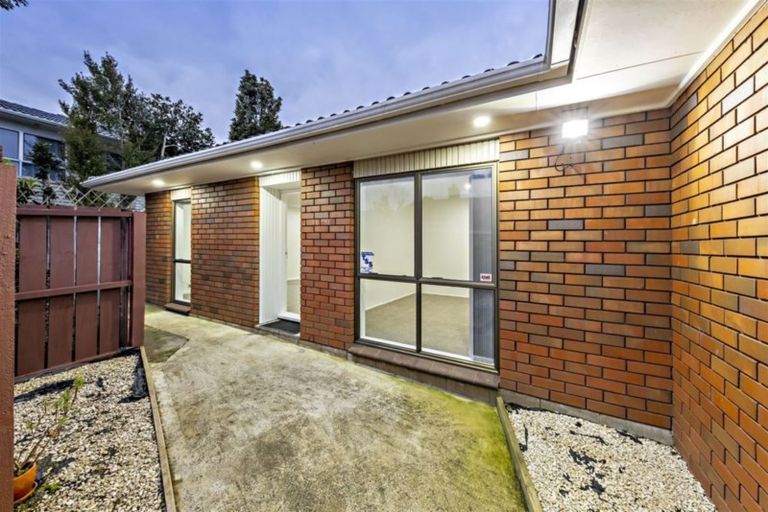 Photo of property in 2/16 Great South Road, Manurewa, Auckland, 2102