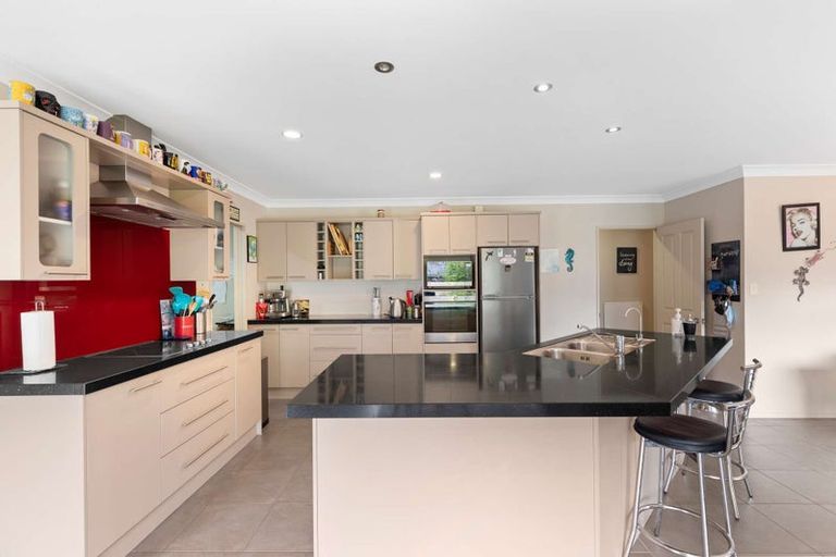 Photo of property in 5 Ernest Shackleton Place, Waiuku, 2123