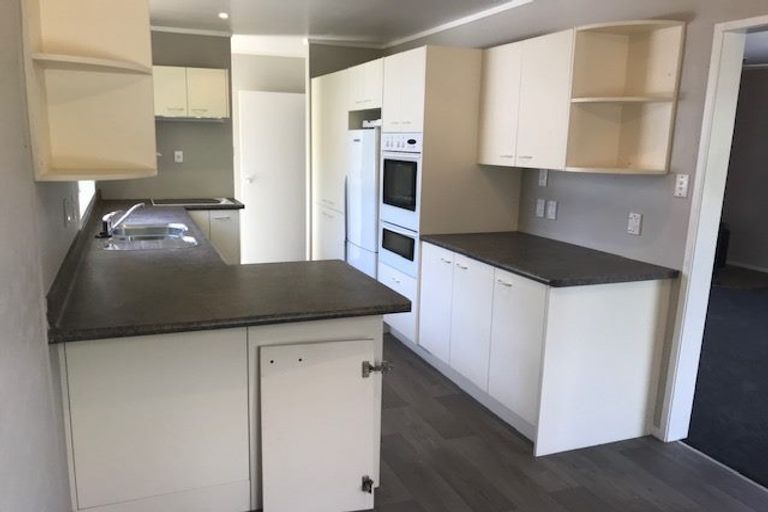 Photo of property in 2 Stallard Place, Glen Eden, Auckland, 0602