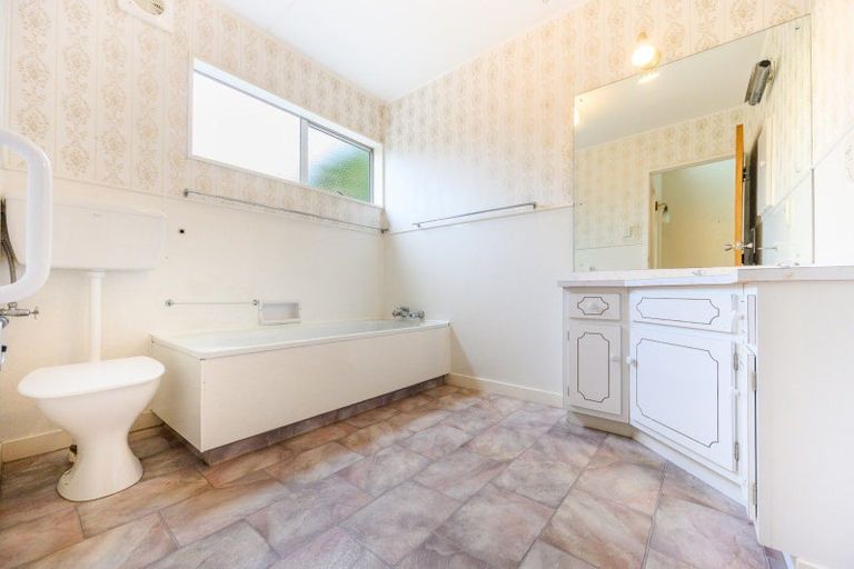 Photo of property in 24 Wikiriwhi Crescent, Awapuni, Palmerston North, 4412