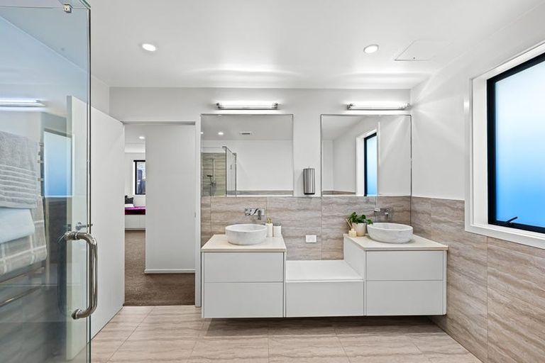 Photo of property in 14 Sir Lincoln Drive, Kumeu, 0810