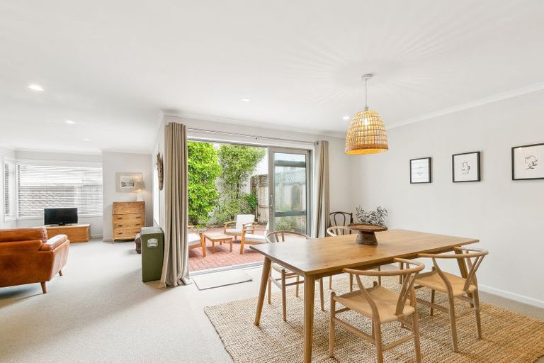 Photo of property in 2/6 The Parade, Island Bay, Wellington, 6023