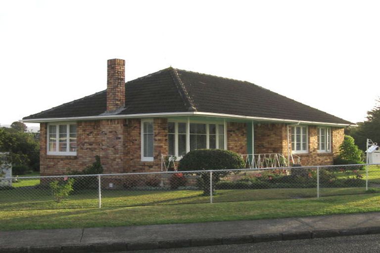 Photo of property in 1 Poto Street, Te Atatu South, Auckland, 0610