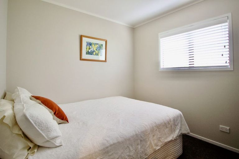 Photo of property in 2a Taipari Road, Te Atatu Peninsula, Auckland, 0610