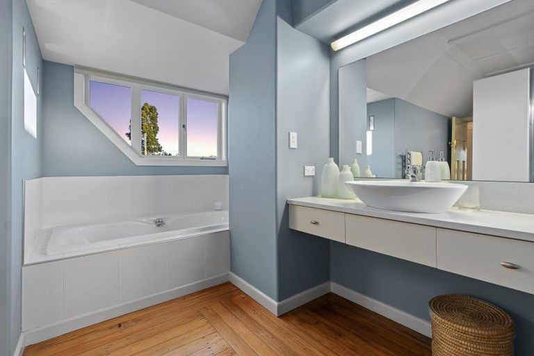 Photo of property in 247 Devonport Road, Tauranga, 3110