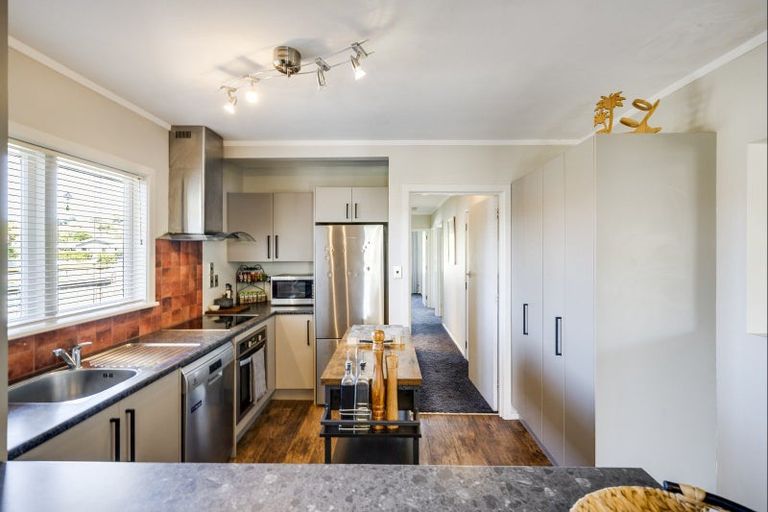 Photo of property in 43 Neeve Road, Taradale, Napier, 4112