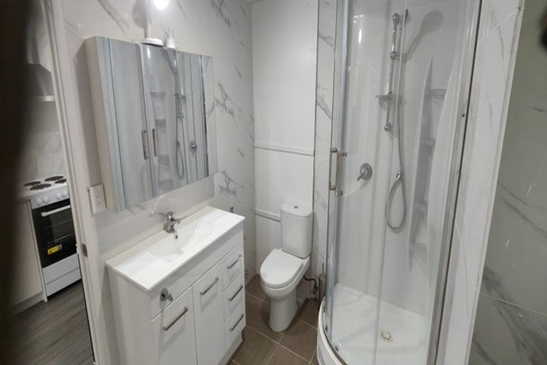 Photo of property in 2/68 Totaravale Drive, Totara Vale, Auckland, 0629