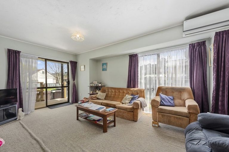 Photo of property in 52f1- Henry Street, Ebdentown, Upper Hutt, 5018