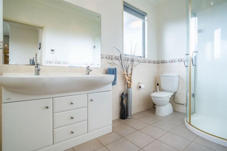 Photo of property in 160 Kittiwake Drive, Schnapper Rock, Auckland, 0632