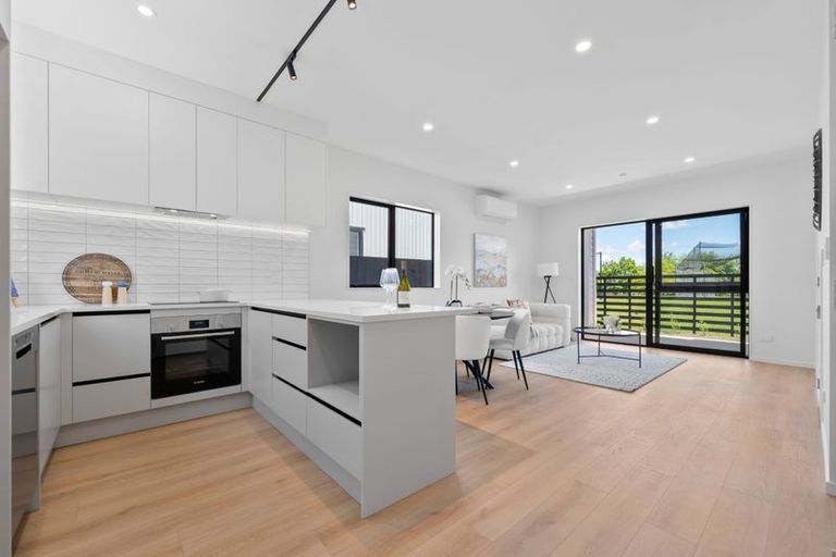 Photo of property in 6/18 Albert Road, Kelston, Auckland, 0602
