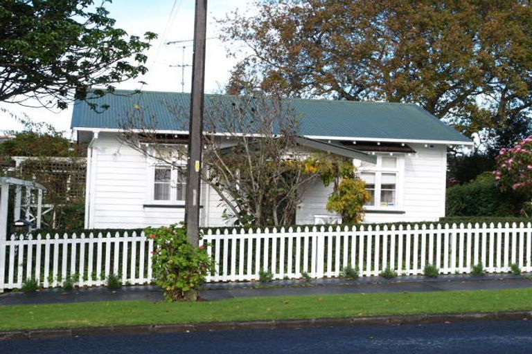 Photo of property in 2/87 Selwyn Road, Cockle Bay, Auckland, 2014