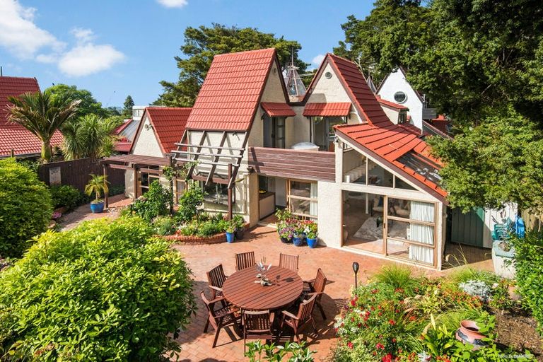 Photo of property in 7 Cobblestone Lane, Hillcrest, Auckland, 0627