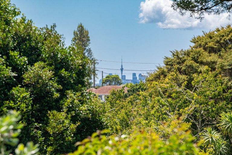 Photo of property in 16 Deane Avenue, Titirangi, Auckland, 0604