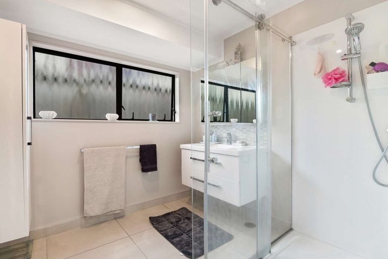 Photo of property in 42 Bodi Place, Te Atatu South, Auckland, 0610