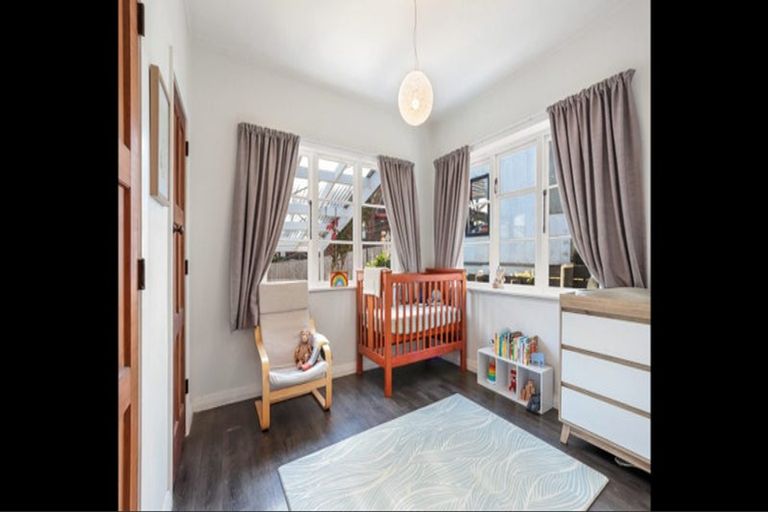 Photo of property in 2/18 Reid Road, New Lynn, Auckland, 0600