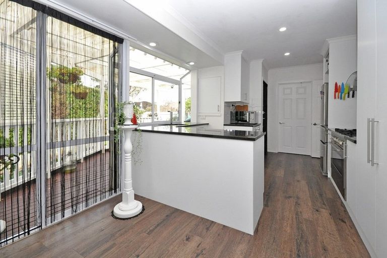 Photo of property in 27 Clinton Avenue, Te Atatu Peninsula, Auckland, 0610