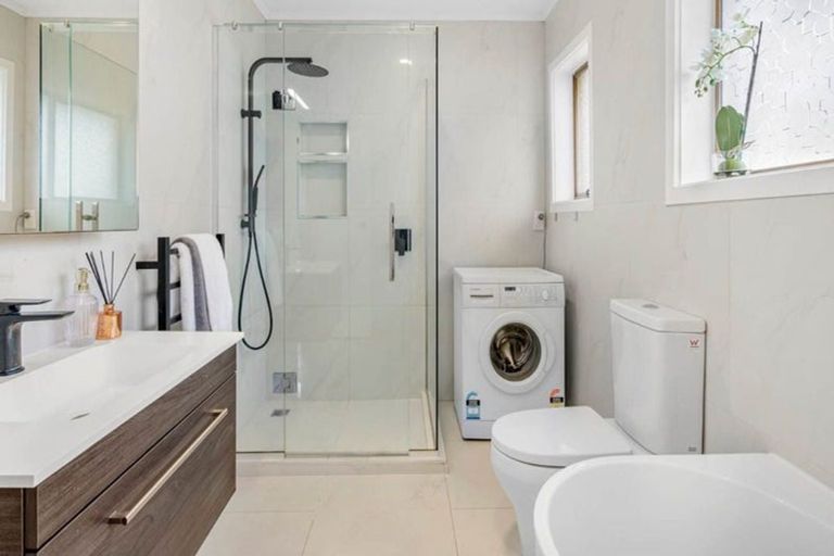 Photo of property in 611b Glenfield Road, Totara Vale, Auckland, 0629