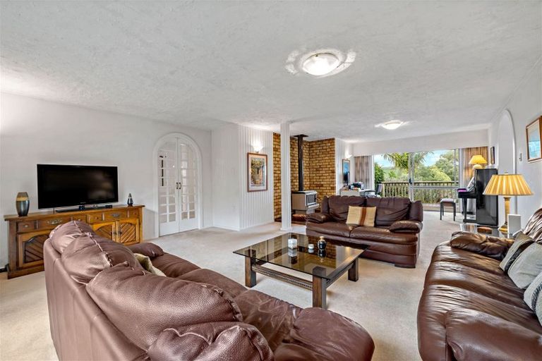 Photo of property in 17 Edgerton Road, Te Atatu Peninsula, Auckland, 0610