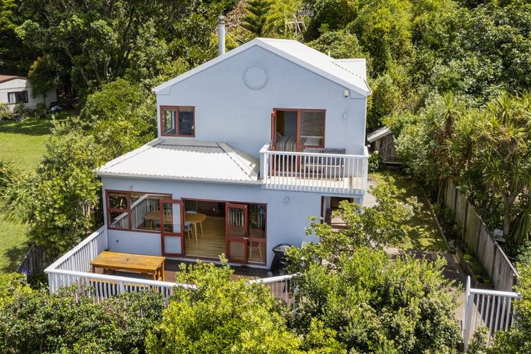 Photo of property in 61 Breaker Bay Road, Breaker Bay, Wellington, 6022